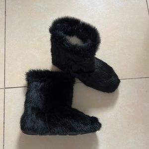Akid furry boots for the snow brand new never worn